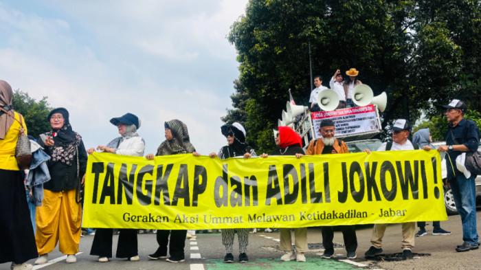 DEMO DI DPR - Massa aksi peringatan '1 Tahun membongkar ijazah palsu Jokowi' mulai memadati kawasan depan Gedung DPR/MPR RI, Senayan, Jakarta, Kamis (16/4/2026).