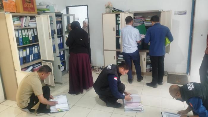 PENGGELEDAHAN - Penyidik Kejati Banten menggeledah kantor PT Agrobisnis Banten Mandiri, Kamis (16/4/2026).