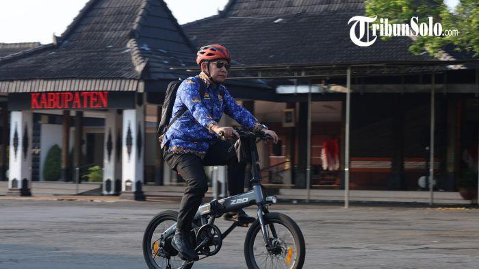 NAIK SEPEDA - ASN Wonogiri bersepeda saat berangkat ngantor, Jumat (17/4/2026). Aparatur Sipil Negara (ASN) di Pemkab Wonogiri mulai menerapkan budaya kerja baru di Lingkungan Pemda.