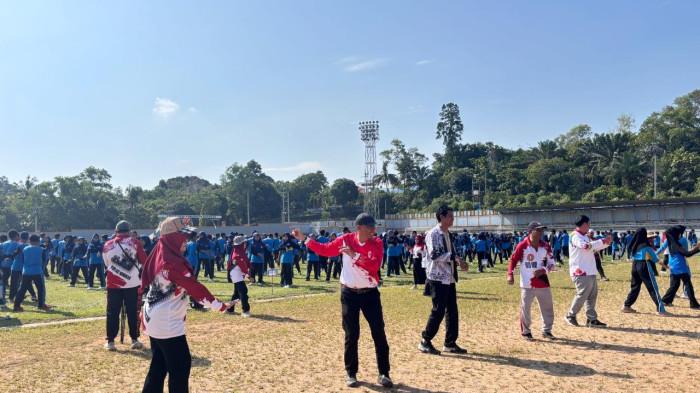 GELAR KARYA - Ratusan siswa SMPN 1 Nunukan tampil kompak membawakan Tari Jepen massal di Stadion Sei Bilal, Nunukan, dalam Gelar Karya Kokurikuler bertema “Gerak Budaya, Karakter Hebat”, sebagai wujud pelestarian budaya daerah Suku Tidung.