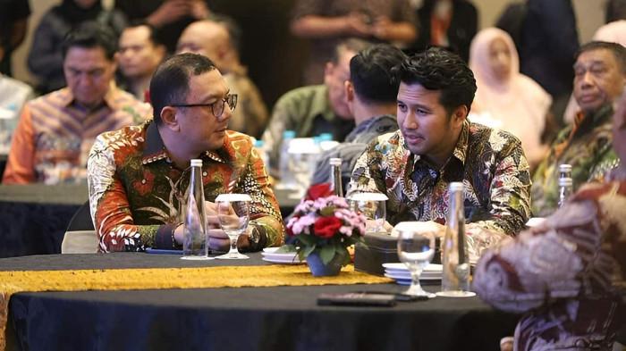 HPN 2026 - Sekretaris DPD PDIP Jatim, Deni Wicaksono bersama Wagub Jatim, Emil Elestianto Dardak, saat menghadiri puncak peringatan Hari Pers Nasional 2026 di Dyandra Convention Hall, Surabaya, Kamis (16/4/2026).
