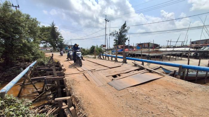 KONDISI JRMATAN RUSAK- Kondisi jembatan  yang jadi penghubung warga di 15 RT di Kelurahan Pantai Amal Kota Tarakan.
