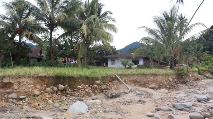 PASCA BANJIR: Situasi sawah yang hanyut dan rusak akibat banjir bandang akhir tahun lalu di Kawasan Batu Busuk, Kelurahan Lambung Bukik, Kecamatan Pauh, Kota Padang, Sumbar, Sabtu (14/3/2026). Di kawasan Batu Busuk, pemulihan hanyalah kata benda yang belum menyentuh urusan perut. Syamsuardi menatap nanar hamparan sawahnya yang kini tak ubahnya padang batu. Tak ada lagi hijau daun padi yang tersisa hanyalah material sedimen dan bongkahan batu besar yang mustahil disingkirkan dengan tangan kosong.