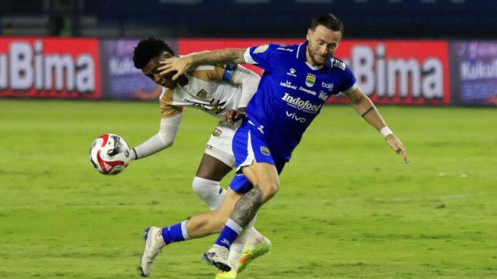 Pemain Persib, Marc Klok terpelanting setelah dijegal pemain Dewa United pada lanjutan Super League 2025/2026 di Stadion Gelora Bandung Lautan Api (GBLA), Kota Bandung, Jawa Barat, Jumat (21/11/2025).