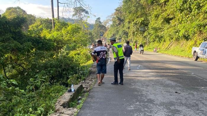 MOBIL MASUK JURANG- Pagar pengaman jalan (guardrail) terlihat rusak di tepi Jalan Padang–Bukittinggi, Nagari Kandang Ampek, Kecamatan 2x11 Kayu Tanam, Kabupaten Padang Pariaman, Jumat (17/4/2026). Di lokasi ini, sebuah minibus sebelumnya dilaporkan terjun ke jurang, sementara kondisi guardrail dan minimnya penerangan menjadi sorotan.
