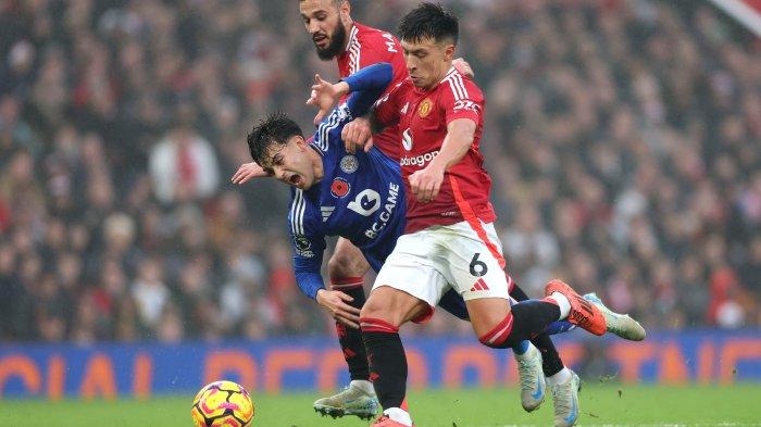 MARTINEZ - Aksi bek Manchester United, Lisandro Martinez saat melawan Leicester City pada pekan ke-11 Liga Inggris, Minggu (10/11/2024) malam WIB.
