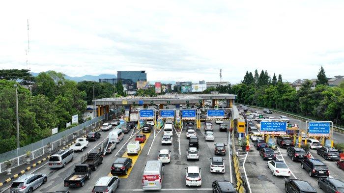 Situasi lalu lintas di Gerbang Tol Pasteur, Kota Bandung.