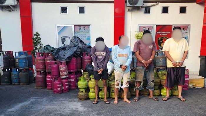 PENGOPLOSAN -- Anggota Ditreskrimsus Polda Babel, saat menggerebek lokasi pengoplosan gas LPG subsidi di Desa Jelutung, Kecamatan Namang, Kabupaten Bateng, Kamis (16/4/2026).