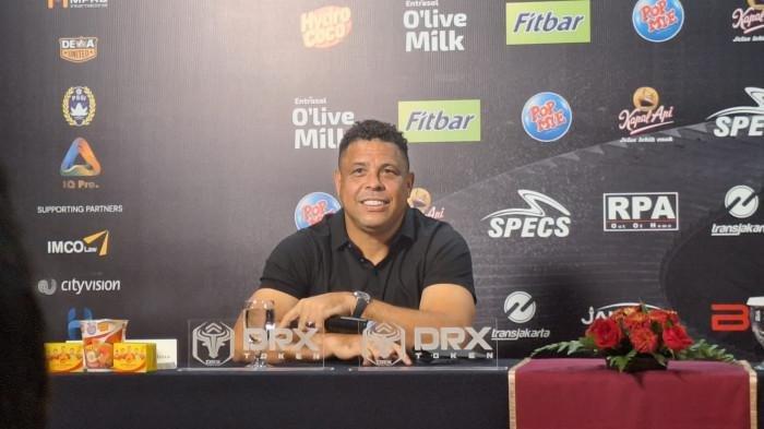 Legenda hidup sepakbola asal Brasil, Ronaldo Nazario saat melakukan konferensi pers jelang ajang clash of legends di Dharmawangsa Hotel, Jakarta, Jumat (17/4/2026).