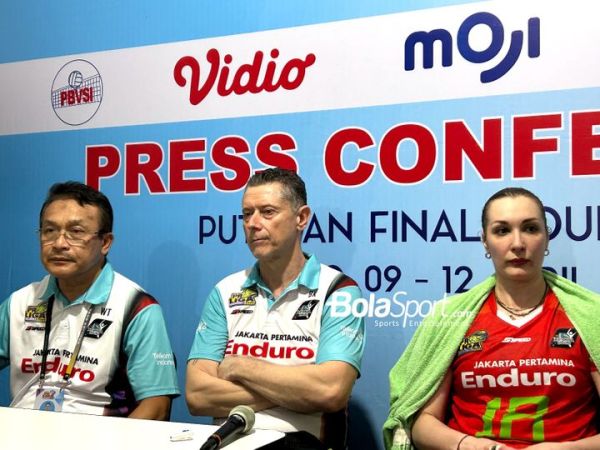 Pelatih Jakarta Pertamina Enduro, Bulent Karslioglu (tengah).