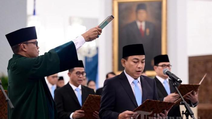 DILANTIK - Ketua merangkap Anggota Ombudsman, Hery Susanto (dua kanan) mengucapkan sumpah jabatan saat pelantikan Hakim MK dan Keanggotaan Ombudsman serta Duta Besar Luar Biasa dan Berkuasa Penuh (LBBP) untuk Kesultanan Oman merangkap Republik Yaman di Istana Negara, Jakarta, Jumat (10/4/2026). Kini ia ditangkap Kejagung (16/4/2026) terkait dugaan suap tambang nikel senilai Rp1,5 miliar. 