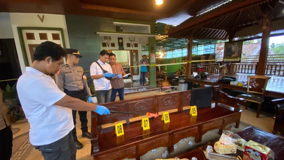 PENGANIAYAAN VIRAL - Polisi olah TKP pembacokan Kepala Desa Pakel, Kecamatan Gucialit, Rabu (15/4/2026)(KOMPAS.com/MIFTAHUL HUDA)