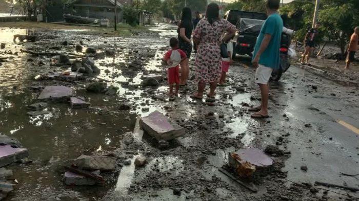 GELOMBANG: Gelombang tinggi di Desa Maelang, Kecamatan Sangtombolang, Kabupaten Bolaang Mongondow (Bolmong), Sulut, Jumat 18 April 2026. Tiga rumah dilaporkan rusak.