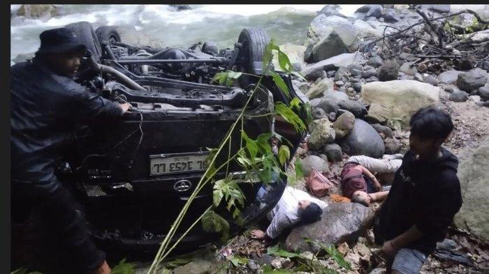 KECELAKAAN DI PADANG PARIAMAN- Sebuah mobil Toyota Avanza dilaporkan masuk jurang di kawasan Lembah Anai, Kabupaten Padang Pariaman, Sumatera Barat, Jumat (17/4/2026) pagi.