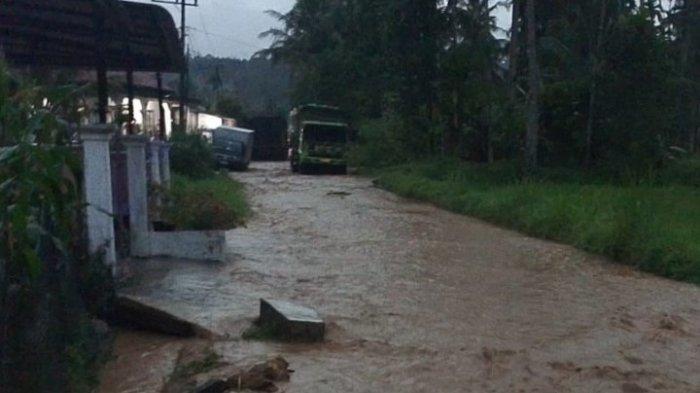 BANJIR DI PASAMAN- Banjir meluap merendam badan jalan di Kecamatan Simpang Alahan Mati, Kabupaten Pasaman, Sumatera Barat, Selasa (14/4/2026) sore. Hujan berintensitas tinggi menyebabkan sejumlah sungai meluap dan berdampak pada permukiman warga serta infrastruktur.