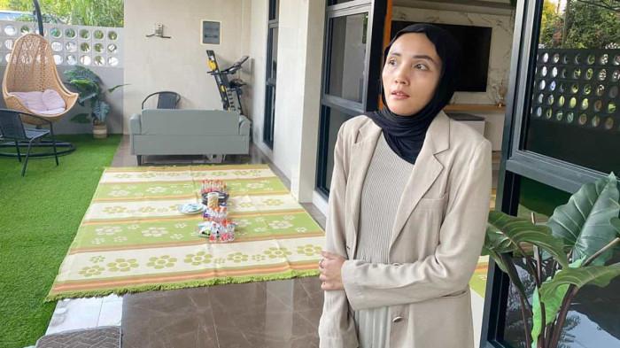 RUMAH DUKA - Agustin, adik almarhum Capt Marindra Wibowo, pilot helikopter PK-CFX yang mengalami kecalakaan di Kalimantan Barat, saat ditemui Surya.co.id di rumah duka yang berada di Perum Grand Surya, Sidoarjo, Jawa Timur, Jumat (17/4/2026). Menurut Agustin, almarhum Capt Marindra Wibowo rencananya akan dimakamkan di Taman Makam Bahagia, Juanda, Sidoarjo.