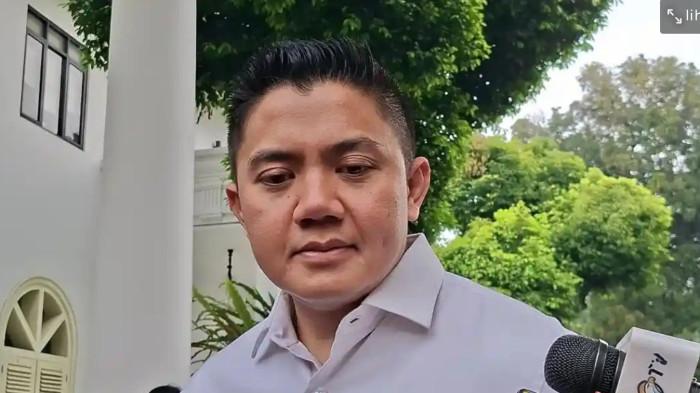 SESKAB TEDDY - Sekretaris Kabinet Teddy Indra Wijaya di Istana Kepresidenan, Jakarta, Selasa, (7/4/2026) saat diwawancarai awak media.