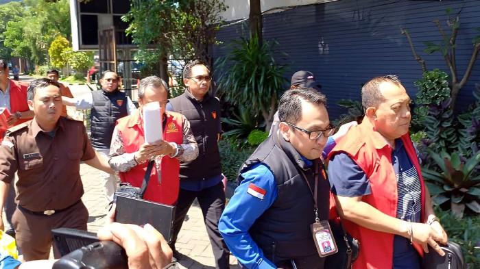 DITANGKAP - Kepala Dinas Energi dan Sumber Daya Mineral (ESDM) Jawa Timur, Aris Mukiyono dan dua orang stafnya ditangkap Penyidik Asisten Pidana Khusus (Aspidsus) Kejati Jatim, karena diduga terlibat kasus dugaan korupsi bermodus pungutan liar (pungli) perizinan sektor pertambangan di Jawa Timur, Jumat (17/4/2026).