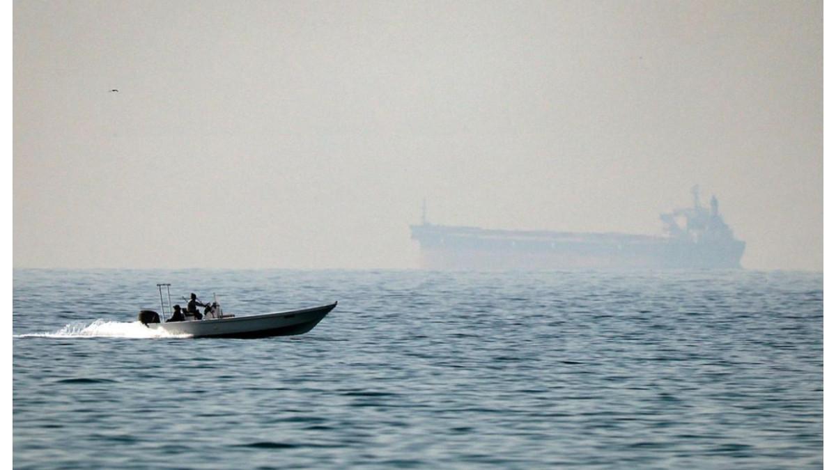 KONTROL SELAT HORMUZ - Kapal-kapal melintas di Selat Hormuz yang tetap berada di bawah pengawasan ketat Iran, dengan kebijakan pembatasan akses dan penerapan tarif bagi kapal asing meski jalur tersebut dinyatakan telah dibuka.
