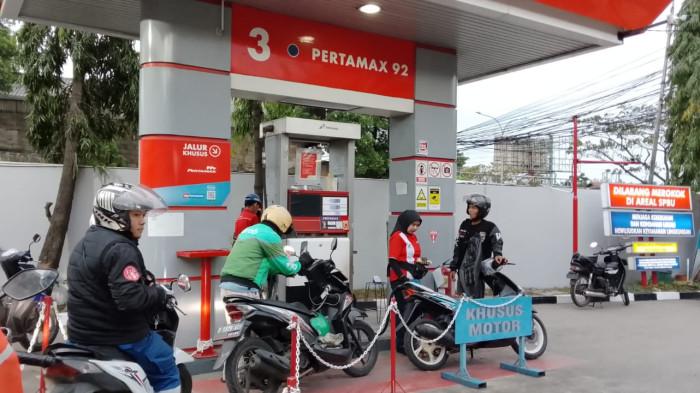 ANTRE ISI BBM- Pengendara antre mengisi BBM di SPBU di Jalan Soekarno Hatta, Kota Bandung, Rabu 4 Maret 2026.