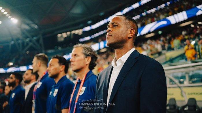 PATRICK KLUIVERT DI BENCH PEMAIN.- Di foto pertama Patrick Kluivert sedang berada di bench skuat Timnas Indonesia di Sydney Football Stadium pada Kamis (20/3/2025). Patrick Kluivert terlihat memakai jas berwarna hitam. Patrick Kluivert berdiri di samping Alex Pastoor, asisten pelatih Timnas Indonesia.  Di foto itu juga terlihat sejumlah staff pelatih Timnas Indonesia