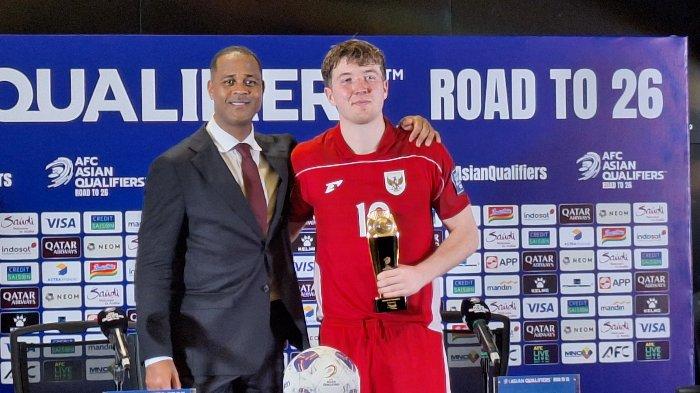 PMPC TIMNAS INDONESIA - Pelatih Timnas Indonesia, Patrick Kluivert dan Ole Romeny foto bersama usai menjalani sesi post match press conference kontra Bahrain di Stadion Utama Gelora Bung Karno, Senayan, Jakarta, Selasa (25/3/2025).