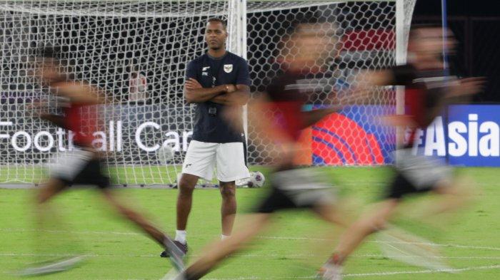 LATIHAN TIMNAS - Pelatih Timnas Indonesia Patrick Kluivert memimpin latihan jelang pertandingan Timnas Indonesia melawan Bahrain dalam babak kualifikasi Piala Dunia 2026 Zona Asia di Stadion Utama Gelora Bung Karno, Senayan, Jakarta, Senin (24/3/2025). TRIBUNNEWS/IRWAN RISMAWAN