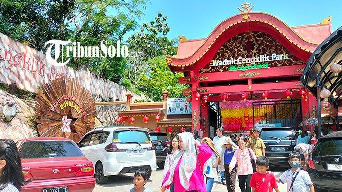 Wisatawan mengunjungi waduk Cengklik Park, Kecamatan Ngemplak, Boyolali, Selasa (25/4/2023).