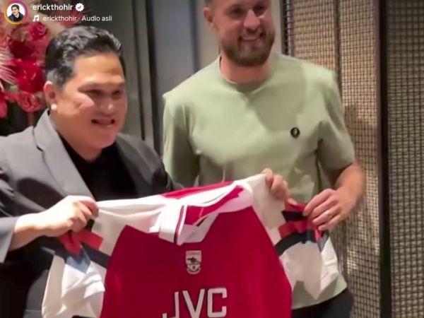 Ketua Umum PSSI, Erick Thohir, berjumpa dengan mantan pemain Arsenal, Aaron Ramsey.
