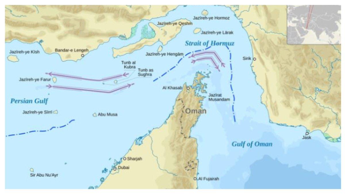 SELAT HORMUZ - Selat Hormuz berada di antara Oman dan Iran. Selat ini menghubungkan Teluk Persia dengan Teluk Oman dan Laut Arab dan pada titik tersempit yang lebarnya hanya 21 mil.