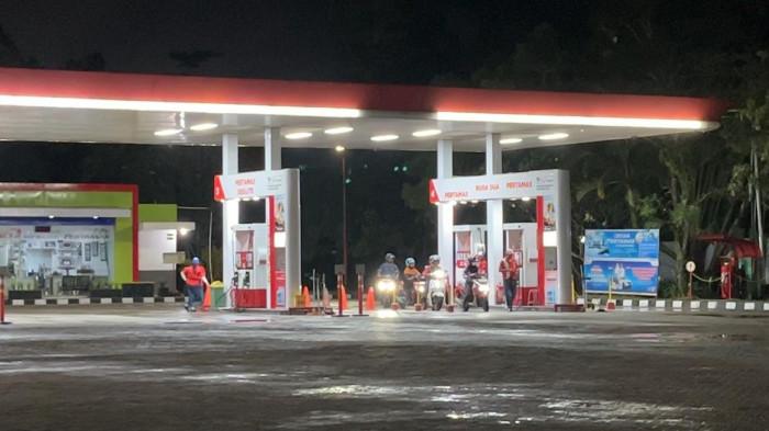 HARGA BBM DI KENDARI - Kondisi Stasiun Pengisian Bahan Bakar untuk Umum (SPBU) Tapak Kuda, Kelurahan Korumba, Kecamatan Mandonga, Kota Kendari, Sulawesi Tenggara (Sultra), saat diabadikan wartawan TribunnewsSultra.com, belum lama ini. Update harga BBM atau bahan bakar minyak untuk 3 jenis produk non-subsidi yakni Dexlite, Pertamina Turbo, dan Pertamina Dex, di Provinsi Sultra meroket seiring kenaikan harganya mulai Sabtu, 18 April 2026.(TribunnewsSultra.com/Apriliana Suriyanti)