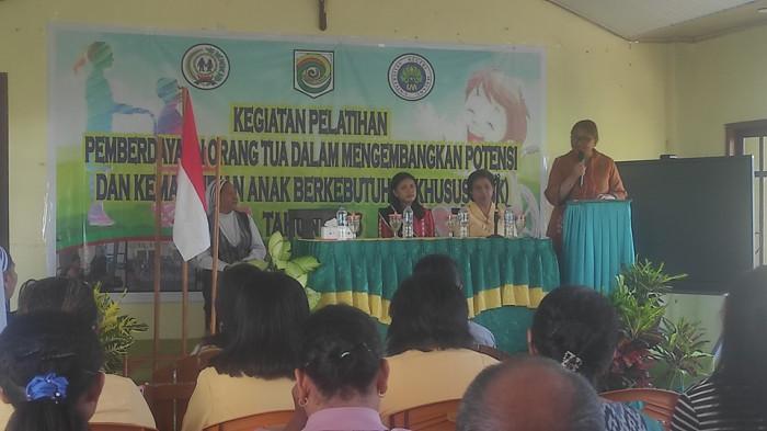 Ketua Pokja PAUD Provinsi NTT, Ny Vera Asadoma saat membuka pelatihan di Baumata