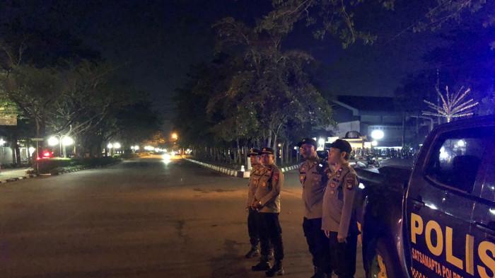 PATROLI MALAM - Polsek Pontianak Selatan terus menggencarkan patroli serta kegiatan stasioner di sejumlah titik rawan yang kerap dijadikan lokasi aksi tawuran dan balap liar, Jumat 17 April 2026. Melalui Patroli Enggang Selatan dengan pola Blue Patrol, personel menyisir wilayah hukum Polsek Pontianak Selatan, sekaligus melakukan pemantauan intensif di titik-titik strategis