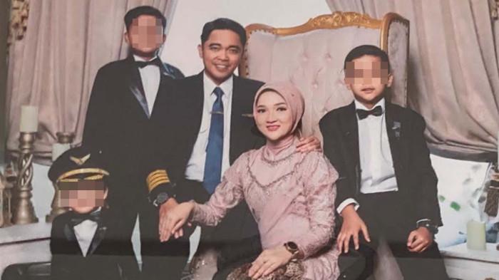 FOTO KELURGA – Foto almarhum Capt Marindra Wibowo bersama istri dan anak-anaknya yang terpasang di ruang tamu rumah duka di Perum Grand Surya, Buduran, Sidoarjo. Capt Marindra Wibowo merupakan pilot helikopter PK-CFX yang meninggal dunia dalam kecelakaan di Kalimantan Barat.