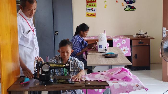 SABLON PRODUK UNGGULAN - Siswa SLB Negeri Tana Tidung saat membuat pakaian di sekolah Jalan Padat Karya, Desa Sebidai, Kecamatan Sesayap, Kabupaten Tana Tidung, Kaltara, belum lama ini. Sablon jadi produk unggulan siswa.