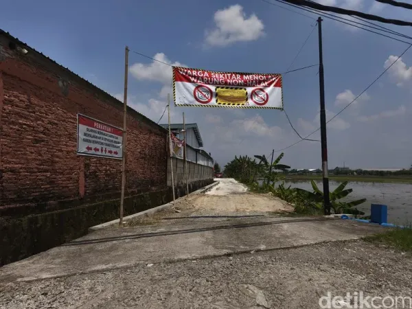 Suasana jalan menuju warung Mie dan Babi Tepi Sawah, di Desa Parangjoro, Kecamatan Grogol, Kabupaten Sukoharjo, Jumat (17/4/2026).