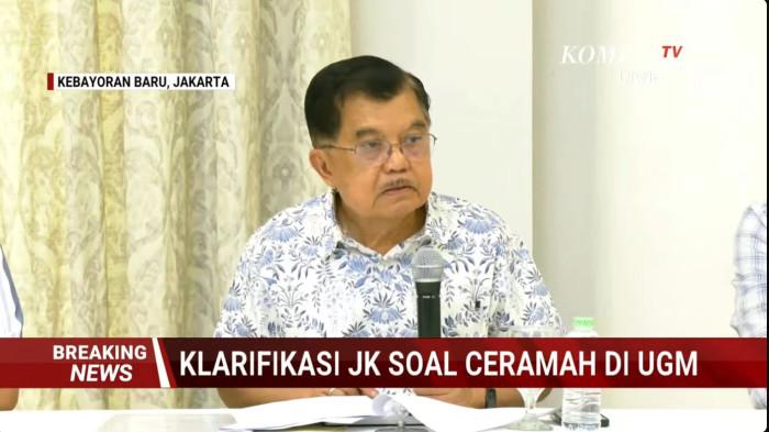 Dalam foto: Wakil Presiden RI ke-10 dan ke-12 Jusuf Kalla (JK) dalam konferensi pers di kediamannya di Kebayoran Baru, Jakarta Selatan pada Sabtu (18/4/2026) siang.