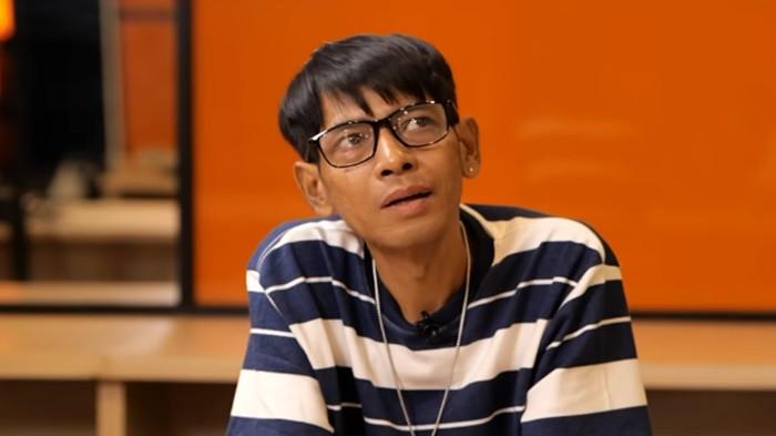 VERI AFI- Veri Afandi atau yang akrab disapa Veri AFI, dengan berderai air mata mengungkapkan mengubur cita-citanya menjadi desainer grafis akibat mengidap ablasio retina,  kehilangan penglihatan