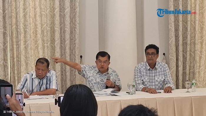 JK GERAM - Wakil Presiden ke-10 dan ke-12 RI Jusuf Kalla (JK) saat konferensi pers di kediamannya di Jalan Brawijaya, Kebayoran Baru, Jakarta Selatan, Sabtu (18/4/2026).