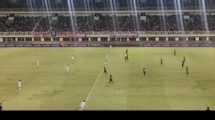PERSIPURA MENANG - Persipura Jayapura berhasil merebut posisi puncak klasemen sementara Grup B Liga 2 Championship 2025-2026 setelah menundukkan PSIS Semarang dengan skor meyakinkan 3-1. Pertandingan digelar di Stadion Lukas Enembe, Jayapura, Sabtu (18/4/2026) malam.