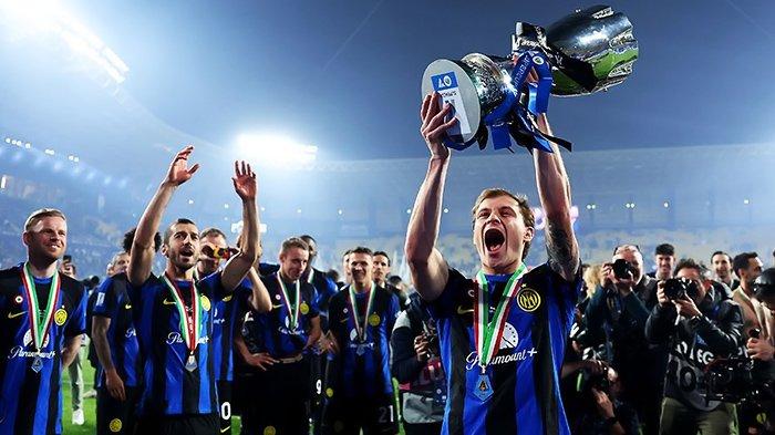 DEKATKAN SCUDETTO - Selebrasi gelandang Inter Milan, Nicolo Barella mengangkat trofi Piala Super Italia seusai menumbangkan Napoli di Al-Awwal Park, Riyadh, Arab Saudi, Selasa (23/1/2024) dini hari WIB. Barella kini mendekatkan Inter Milan dengan Scudetto musim 2025/2026.