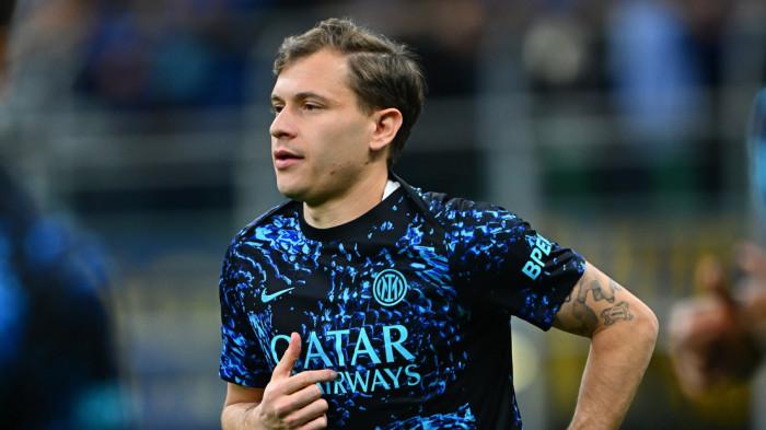 PELAMPIASAN - Nicolo Barella menjalani pemanasan pada pertandingan Inter Milan vs Cagliari, pekan 33 Liga Italia Serie A, di Stadion Giuseppe Meazza, Sabtu (18/4/2026). Gelandang 29 tahun itu mencari pelampiasan setelah kegagalan membawa Timnas Italia ke Piala Dunia 2026.