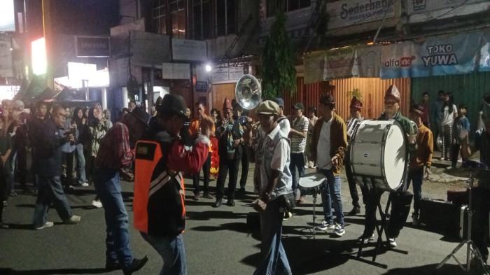 Car Free Night (CFN) Atmo - Suasana ribuan masyarakat padati uji coba Car Free Night (CFN) Atmo di jalan Jl. Kolonel Atmo Kec. Ilir Tim. I, Kota Palembang, Sumatera Selatan pada Sabtu (11/4/2026) malam. Untuk melihat berbagai pertunjukan
