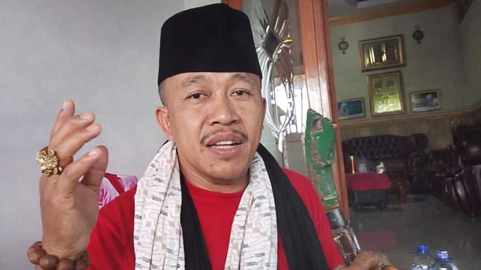 PENGANIAYAAN - Sampurno, Kepala Desa Pakel di Kecamatan Gucialit, Kabupaten Lumajang, Jawa Timur, saat ditemui SURYA.co.id di kediamannya, Sabtu (18/4/2026). Dia mengungkapkan soal kasus penganiayaan dan pembacokan yang menimpanya.