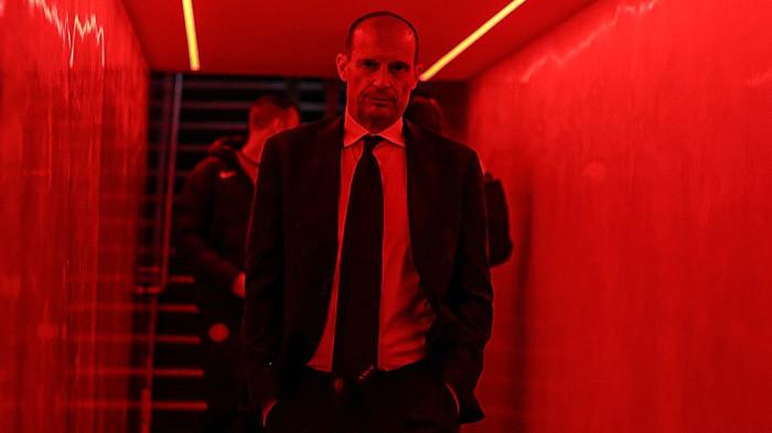 UCAPKAN SELAMAT - Massimiliano Allegri memasuki lorong ruang stadion AC Milan, dalam pertandingan Liga Italia Serie A musim 2025/2026. Allenatore Rossoneri ini mengucapkan selamat untuk Cristian Chivu yang dianggap telah membawa Inter Milan memenangkan Scudetto, Sabtu (18/4/2026).