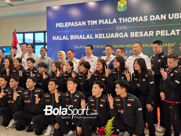 Tim Thomas dan Uber Cup Indonesia berpose dengan pelatih dan pengurus PBSI dalam acara pelepasan tim di Pelatnas Cipayung, Jakarta, Rabu (15/4/2026).
