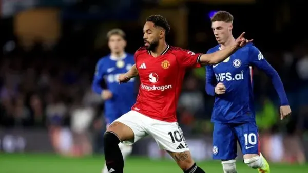 LONDON, ENGLAND - APRIL 18: Matheus Cunha of Manchester United is challenged by Cole Palmer of Chelsea during the Premier League match between Chelsea and Manchester United at Stamford Bridge on April 18, 2026 in London, England. (Photo by Justin Setterfield/Getty Images)