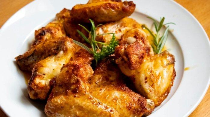 Seporsi ayam goreng enak di Bandung buat makan malam.