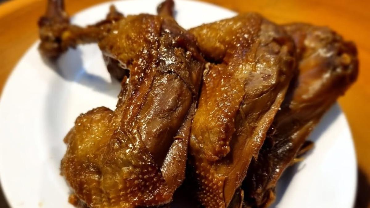 Ayam Goreng Sari Manis Suniaratu, satu ayam goreng enak di Bandung buat makan malam.