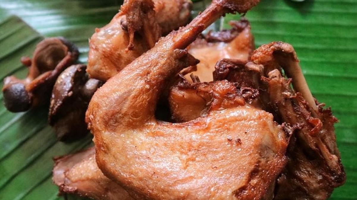 Ayam Goreng Nikmat Panaitan, satu ayam goreng enak di Bandung buat makan malam.